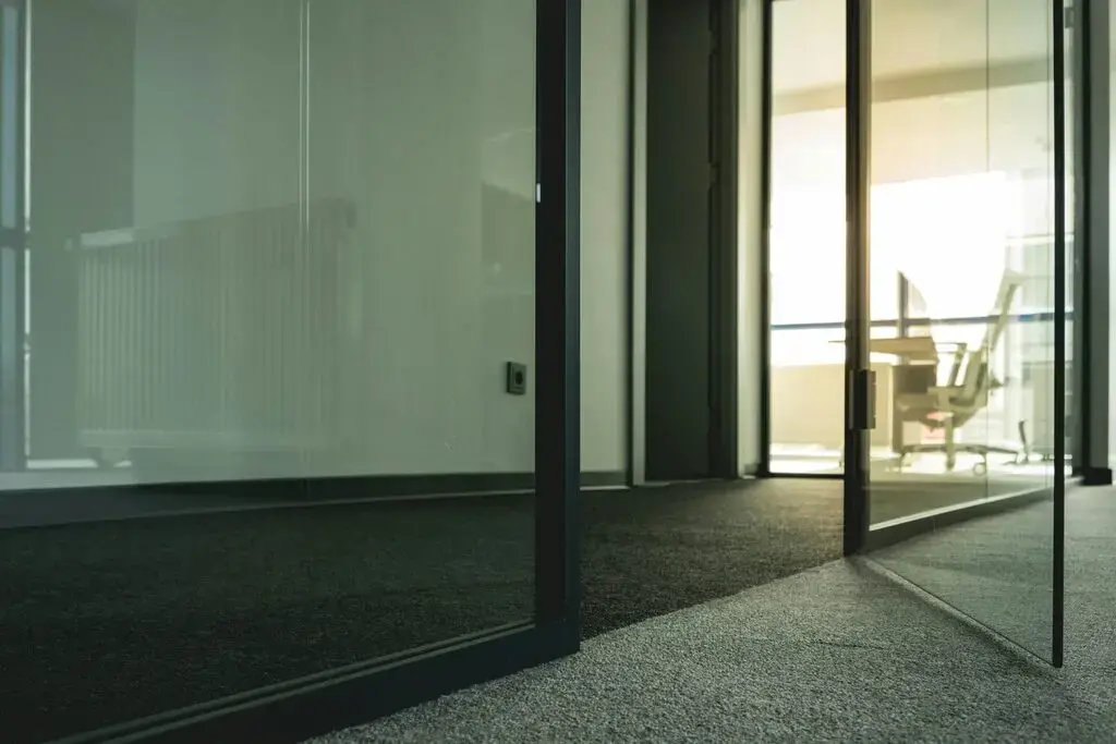 Acoustic sealing systems in movable walls